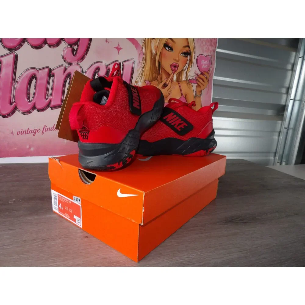 Nike - Team Hustle D 12 Basketball Shoes (Size US 4Y)